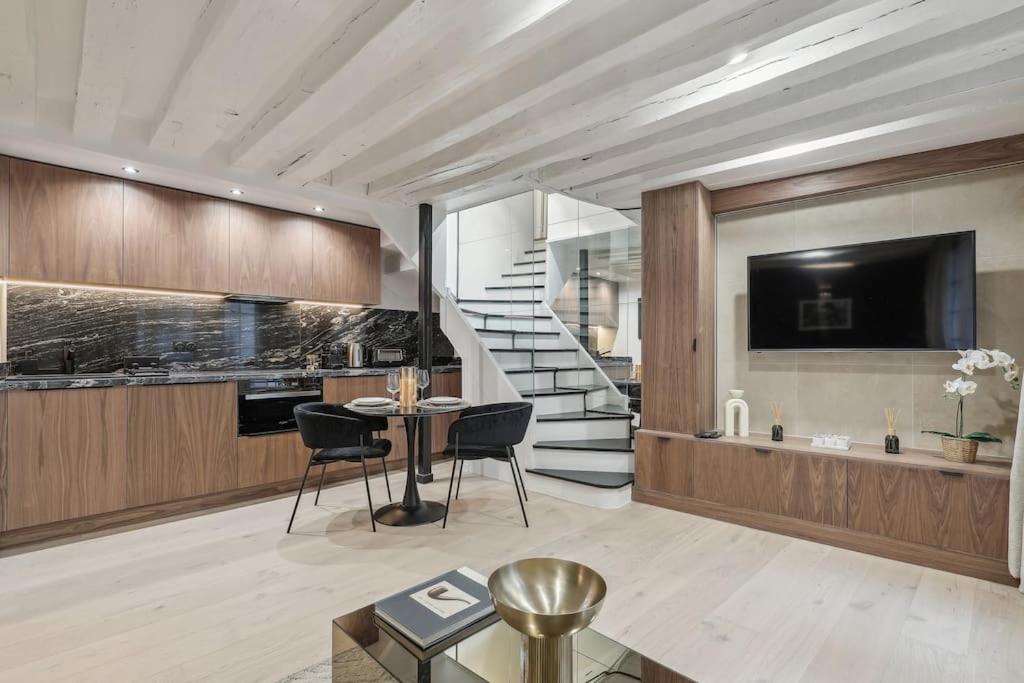 Appartamento Duplex Parisien Pres Du Louvre Esterno foto